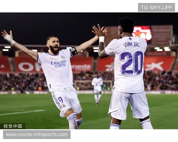 维尼修斯一个假动作晃开两人,皇马连续形成冲击——场上瞬间与屏幕体验的双重震撼